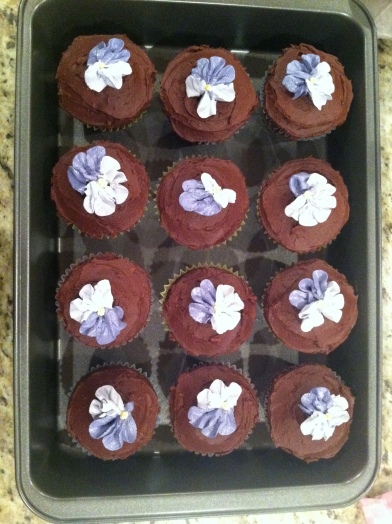 If Martha Stewart can make buttercream flowers, I'll be damned to say I can't. 
